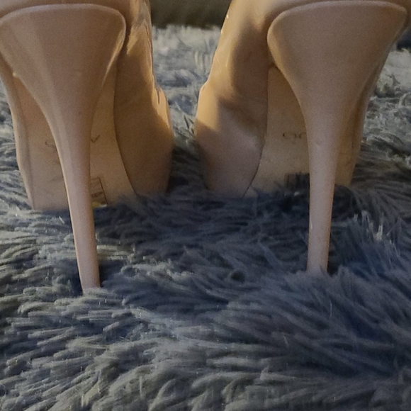 Heels Tan size 8 1\2 taupe Aldo heels - Picture 3 of 3